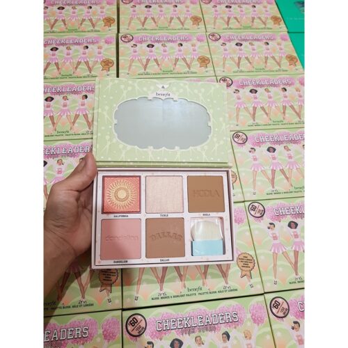 9b71c5c8042a4287797ca6aeaa25bdfd.jpg Bảng phấn má tạo khối benefit Cheekleaders pink squad ( Holla, Dandelion, Galifornia)